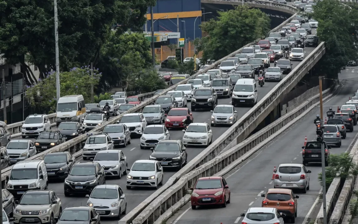 fluxo de veículos, movimento de carros, circulação de veículos