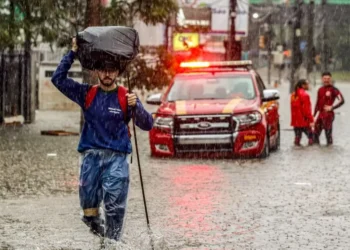 tempestades, precipitações, pluviais;