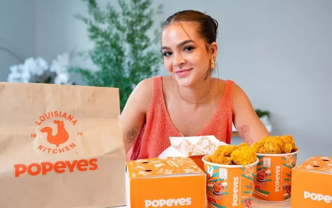 filés de frango, empanados, crocantes, de Popeyes, frangos fritos;