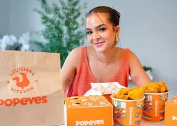 filés de frango, empanados, crocantes, de Popeyes, frangos fritos;