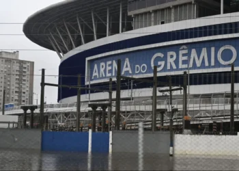 pausa, suspensão, adiamento;