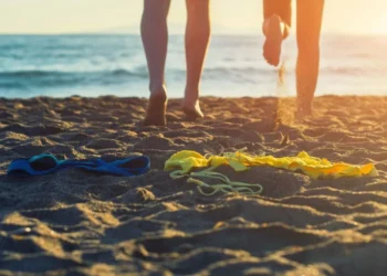 praia, praia naturista, praia nudista, praia de naturismo;