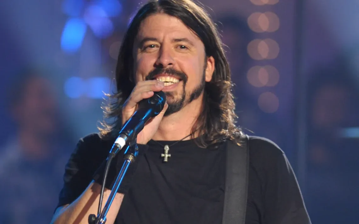 vocalista do Foo Fighters, músico;