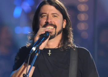 vocalista do Foo Fighters, músico;