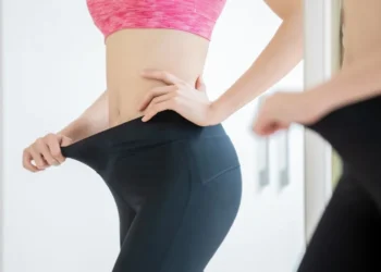 @Shutterstock Beber bastante água ajuda a perder barriga - Foto: Shutterstock Veja como os tratamentos estéticos podem ajudar a perder barriga - Foto: Getty Images - Todos os direitos: @ Minha Vida