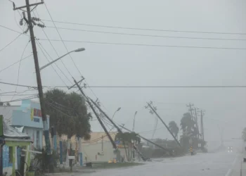 tempestade, furacão, tufão;